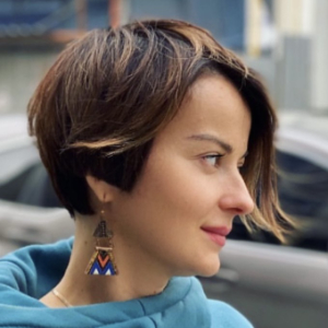 pixie-bob haircut with long bangs and block coloring