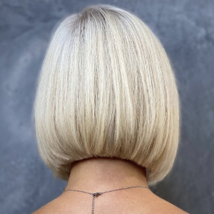 corte de pelo bob clásico, aclaración y tonificación del cabello