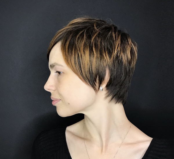 corte de pelo corto de mujer pixie, mechas